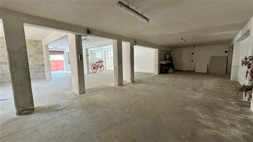 P  R  E  Z  Z  O     R  I  B  A  S  S  A  T  O  -  Locale Deposito con Spazio Esterno Privato